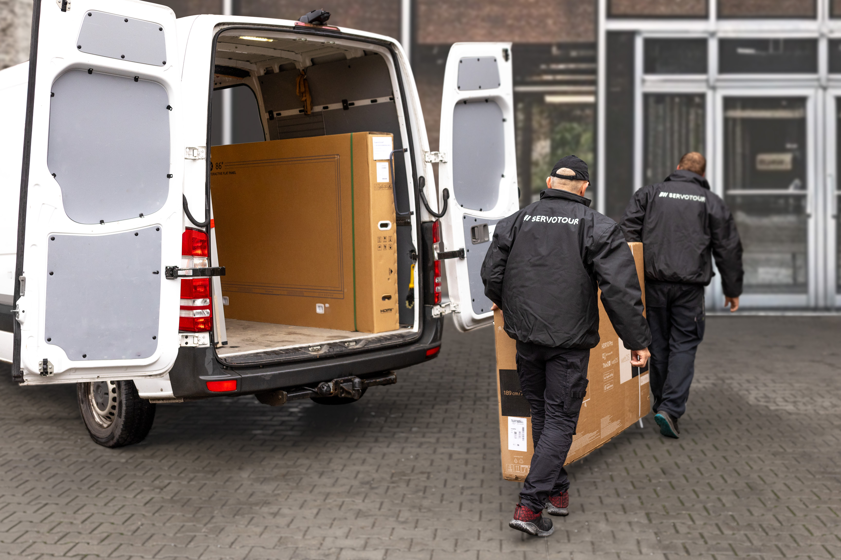 Servotour Team beim Austausch eines Großformat-Displays